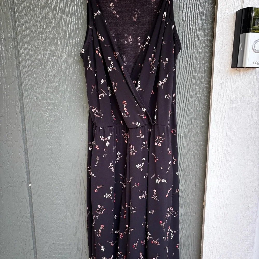 Kaileigh Floral V-Neck Jumpsuit - Size Medium - Picture 10 of 11